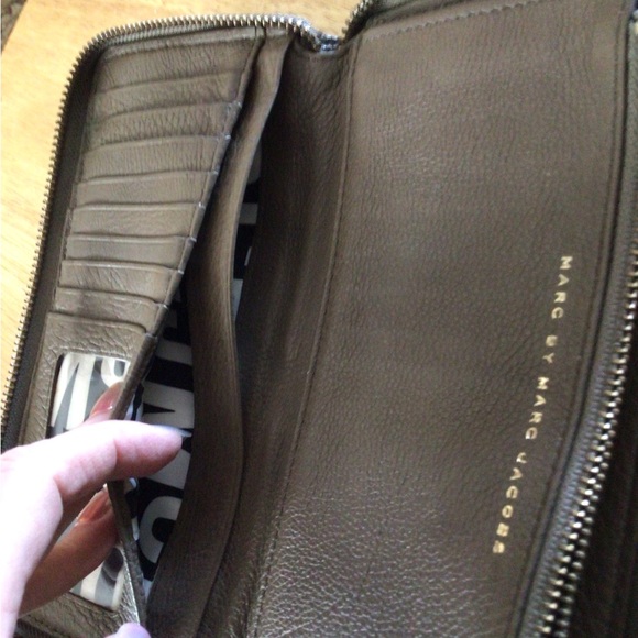 Marc by Marc Jacobs Wallet With Gold Zipper Pull - Picture 8 of 8